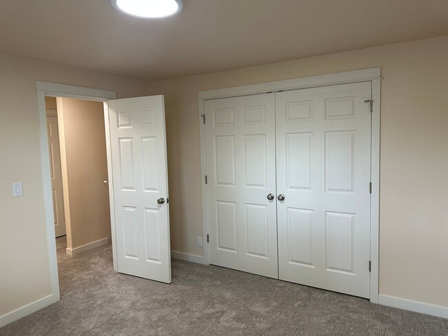 Building Photo - Beautifully updated 3 bedroom 1.5 bath dup...