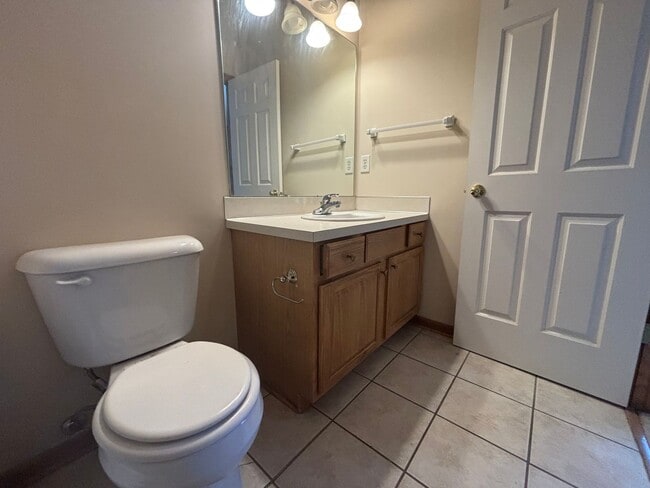 Building Photo - Spacious 3 bed / 2.5 bath Townhome in Millard