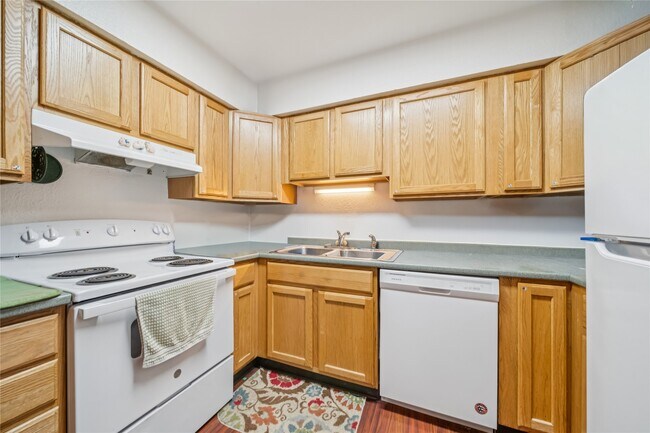 Building Photo - 424 E Dogwood Ave