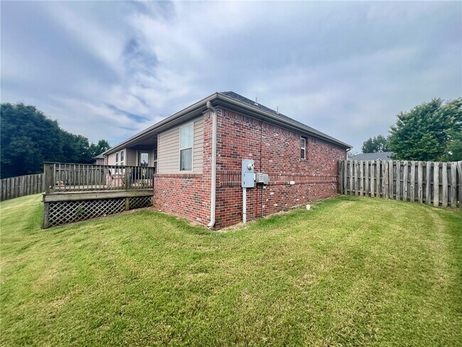 Building Photo - 800 Sienna Dr