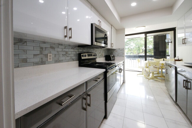 Building Photo - 2450 Presidential Way