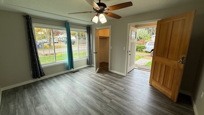 Building Photo - Spacious 3 bed 1 bath, big yard, pets ok, see walkthrough video