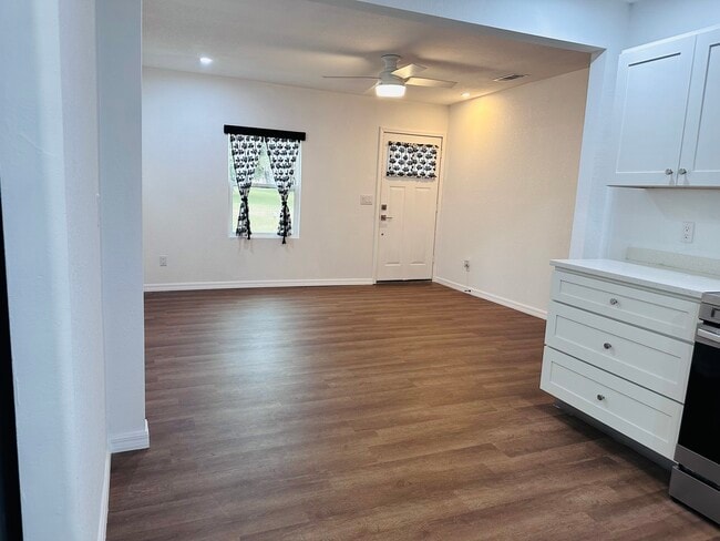 Building Photo - 329 NE 2nd St