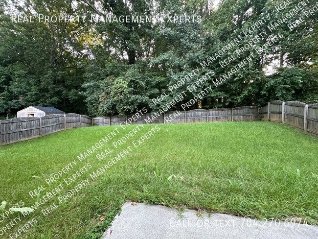 Building Photo - **MOVE IN SPECIAL!**Charming 3BR/2.5BR hom...