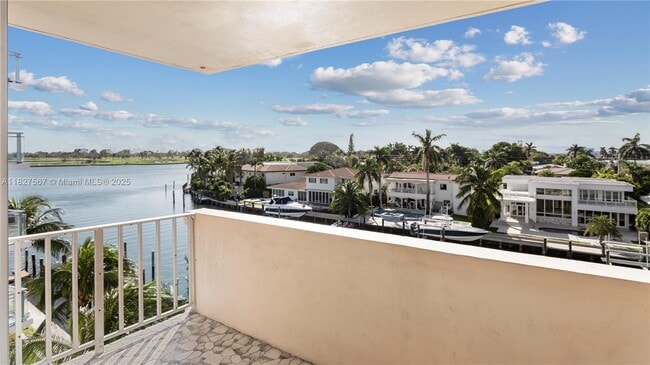 Building Photo - 9440 W Bay Harbor Dr