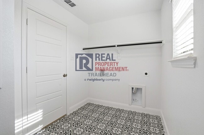 Building Photo - Thoughtfully Designed 4 Bed Home with Elevated Interiors and Lake Views