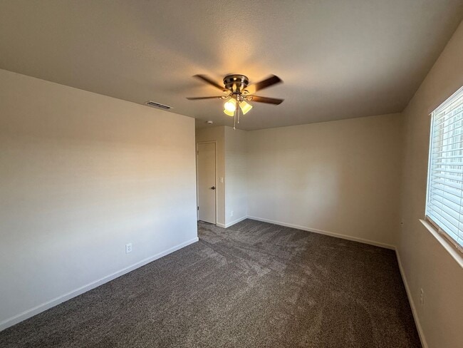 Building Photo - Updated single story near shopping and fre...