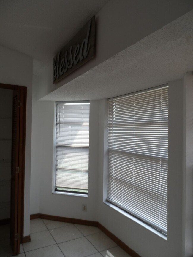 Building Photo - AVAILABLE NOW 3 BEDROOM 2 BATH 2 CAR GARAGE. CONTACT KAREN GUARDINO, REALTOR 386-747-9295