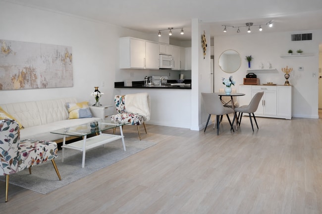 Building Photo - 4401 Kraft Ave