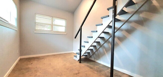 Building Photo - ALL BILLS PAID! Spacious LOFT living space...