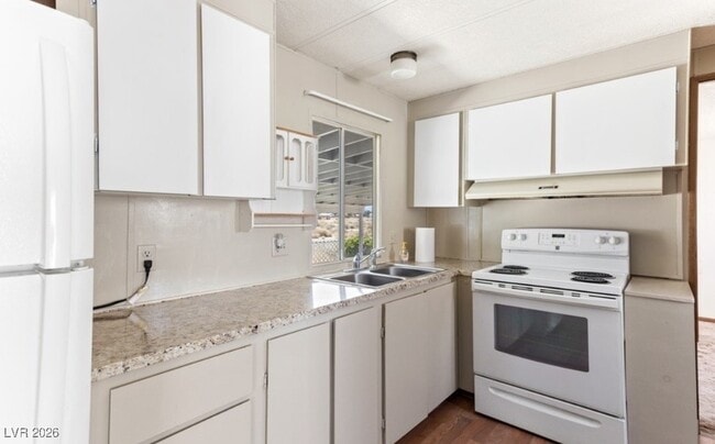 Building Photo - 1240 S Comstock Cir