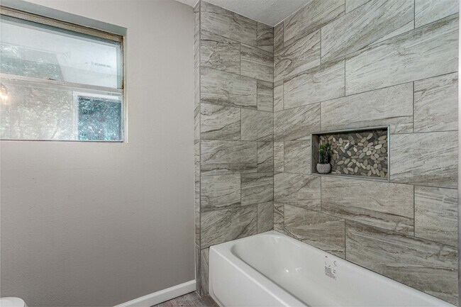 Building Photo - 608 W Lobit Ave