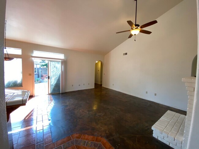 Building Photo - Single story located on a court!