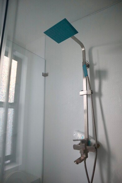 bathroom - shower - 411 E Girard Ave