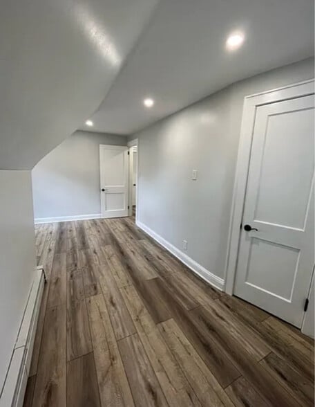 Building Photo - 54 Dick St