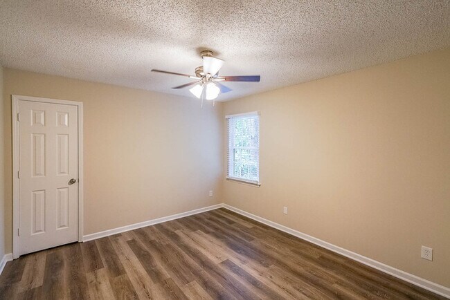 Building Photo - 317 E Claiborne Ct