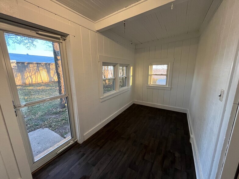 Building Photo - 14044 Strawn Rd