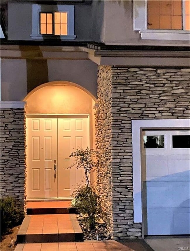 Building Photo - Executive Town Home in Central Torrance
