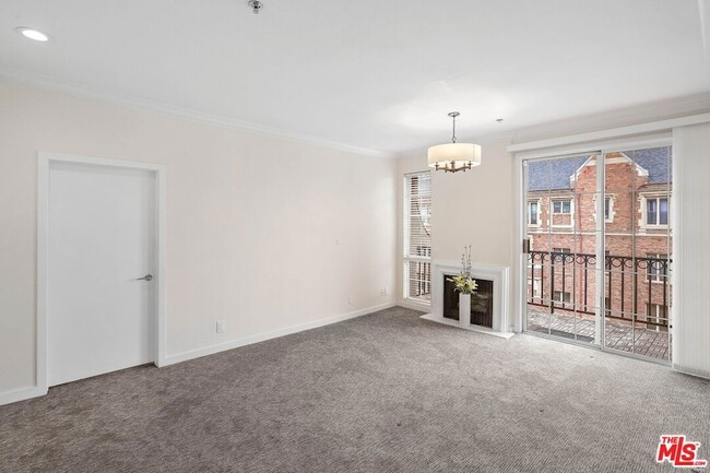 Building Photo - 585 N Rossmore Ave