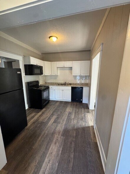 Building Photo - South Side Three Bedroom Bungalow