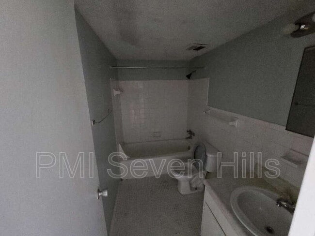 Building Photo - 2325 W Pensacola St