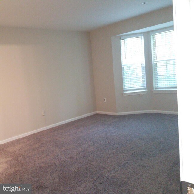 Building Photo - 9812 Lake Point Ct