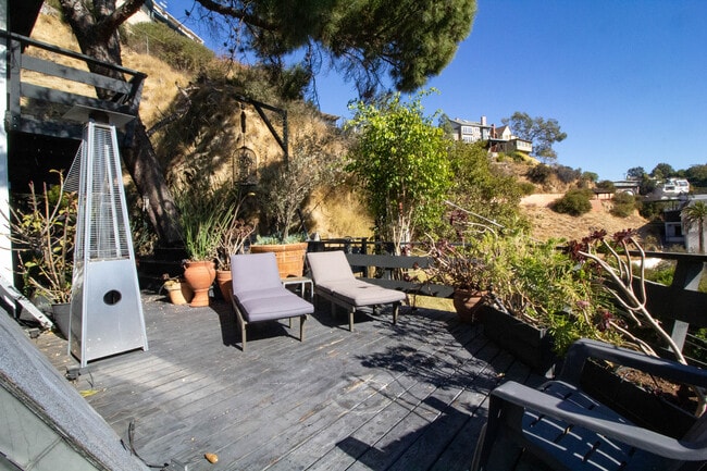 Building Photo - 2144 Sunset Plaza Dr