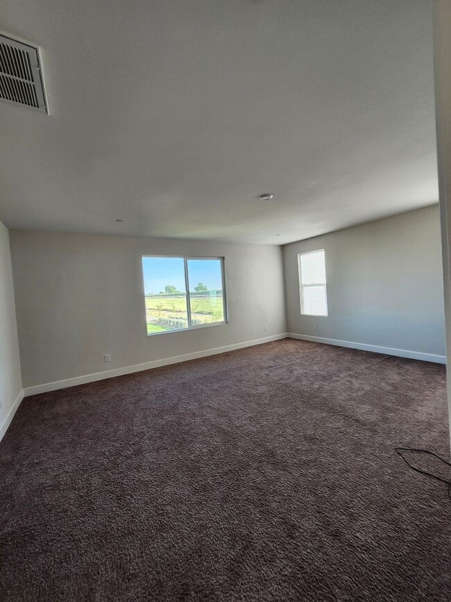 Building Photo - Beautiful Plumas Lake home on a large lot with SOLAR