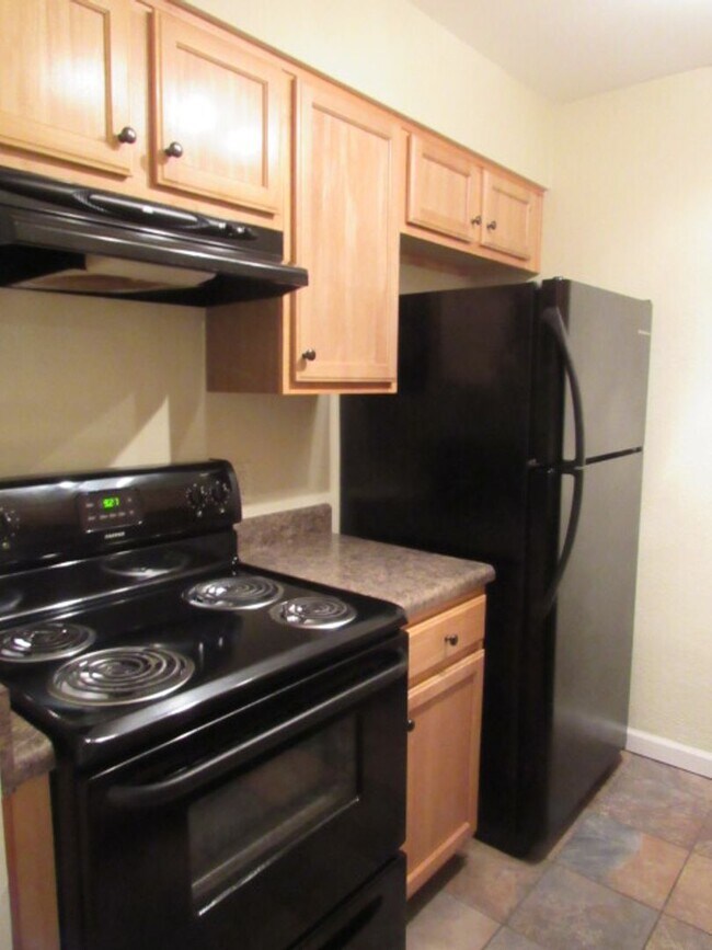 Building Photo - Updated condo in Bayview Terrace!