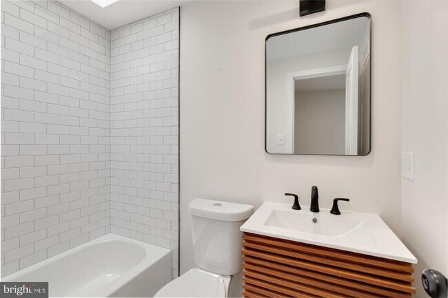 Building Photo - 2039 E Letterly St