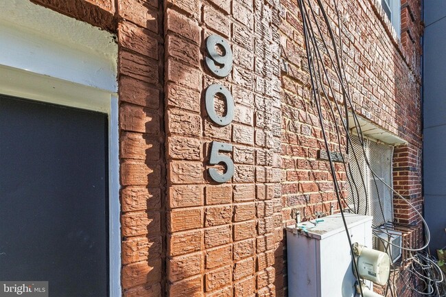 Building Photo - 905 19th St NE