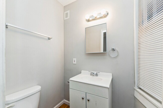 Building Photo - 3 Bedroom Townhome