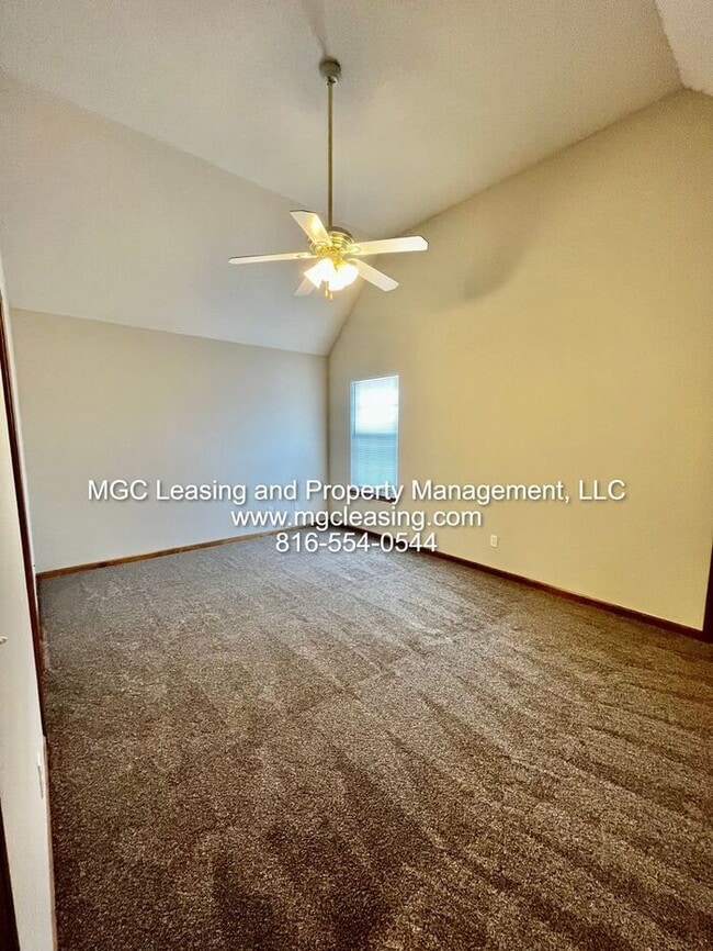 Building Photo - Remington Village Townhome in Raymore with unfinished basement!