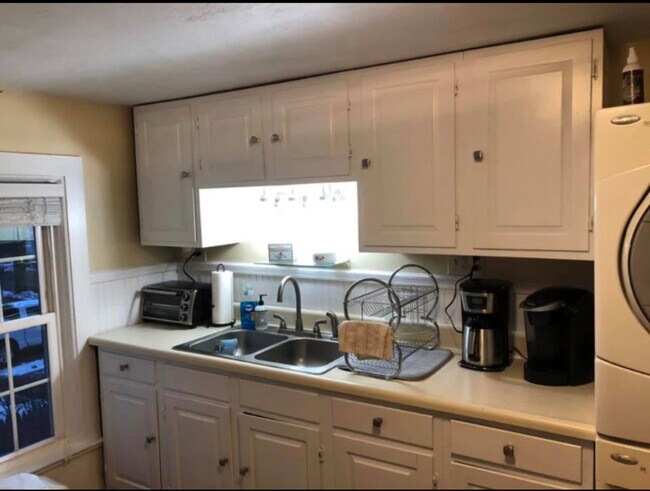 Building Photo - 24 Walnut St