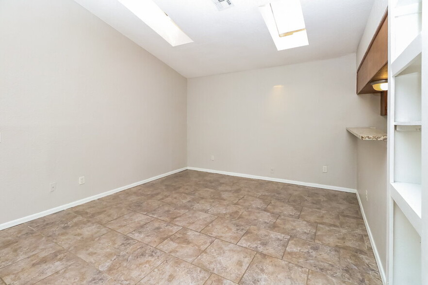 Building Photo - 2006 Twisted Oak Cir