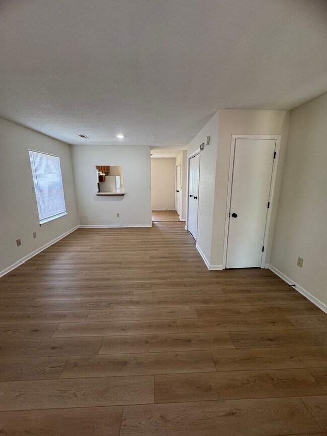 Building Photo - 680-682-682 Country Squire Ct