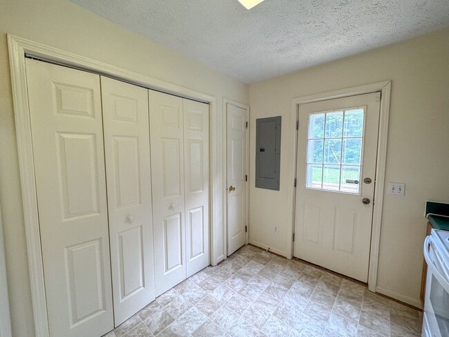 Building Photo - 3Bed/1Bath Home.