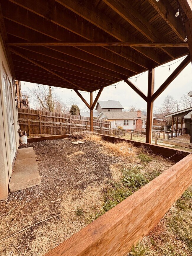 Building Photo - West AVL - Spacious, Beautiful Modern Home