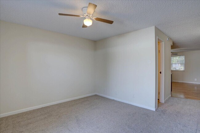 Building Photo - 2+ bedrooms 2.5 bathrooms
