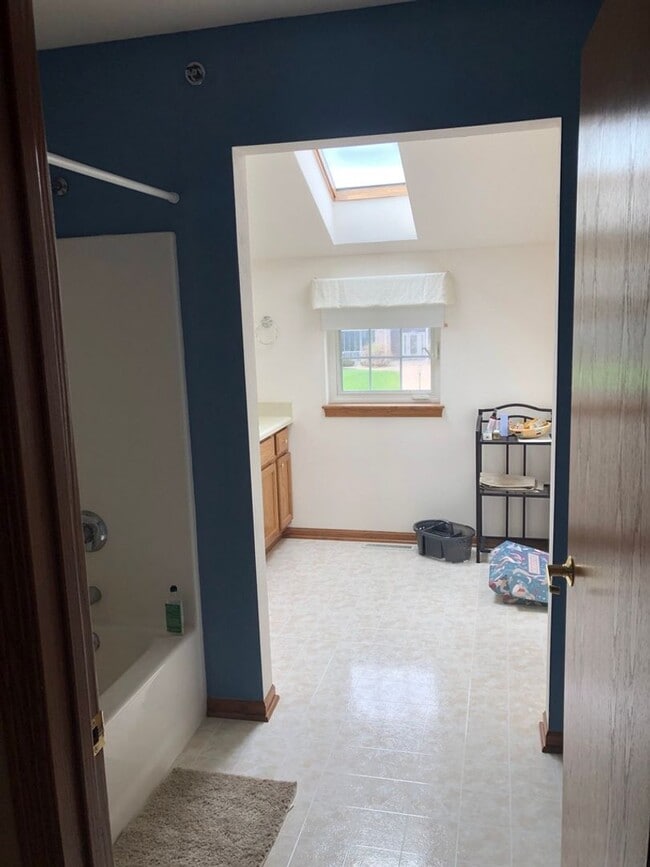 Building Photo - Shared 2 Bedroom 2.5 Bathroom Condo