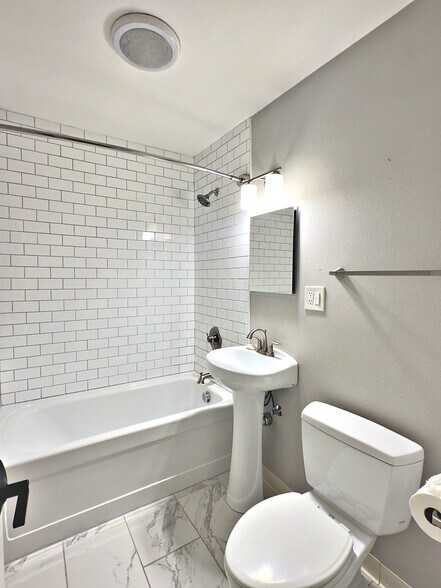 Building Photo - 1111 NE 112th Ave