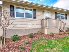 Building Photo - Quiet and convenient 3 Bedroom, 1 Bathroom apartment at our Oakland Duplex – Johnson City, TN