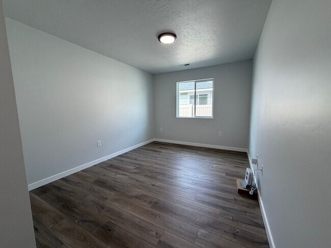 Building Photo - Move-In Special! Brand new 3 bed 2 bath ho...