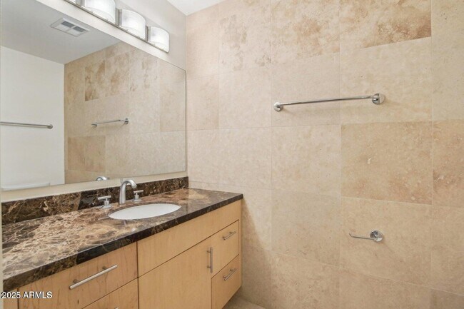 Building Photo - 7131 E Rancho Vista Dr