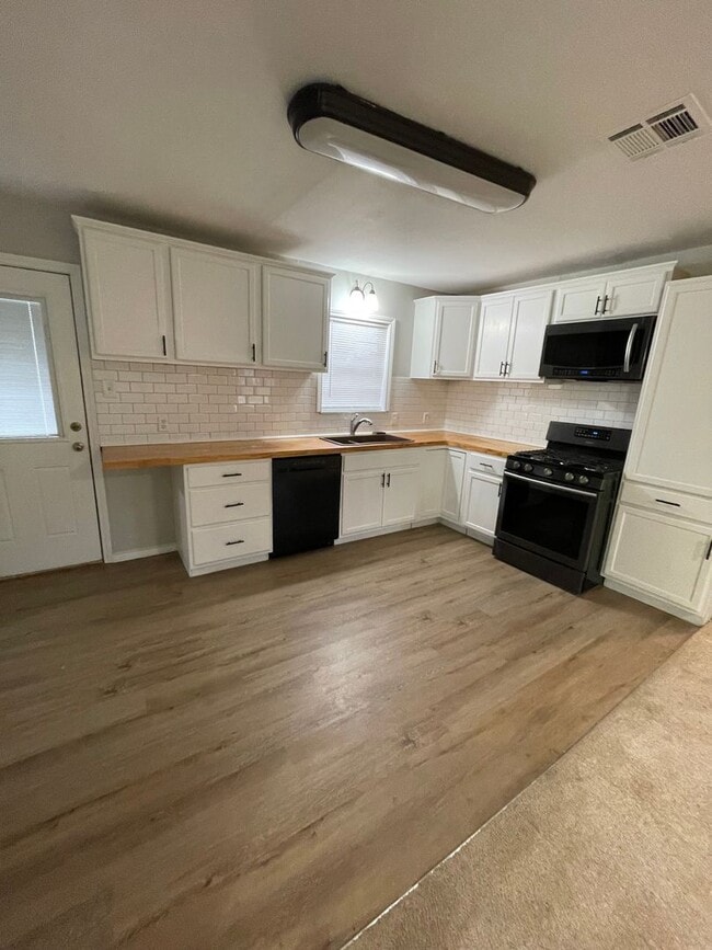 Building Photo - Central Bossier Beauty!