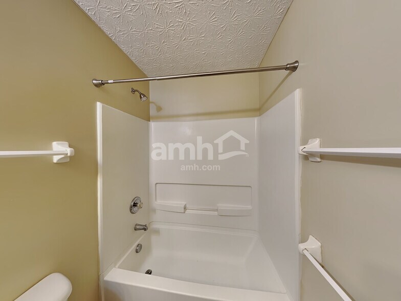 Building Photo - 5388 Englecrest Dr