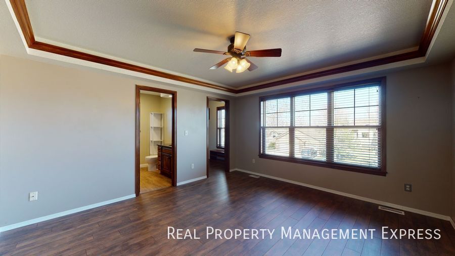 Building Photo - Beautiful 4 Bed 3.5 Bath House with 3-stall attached garage and fenced backyard on West side