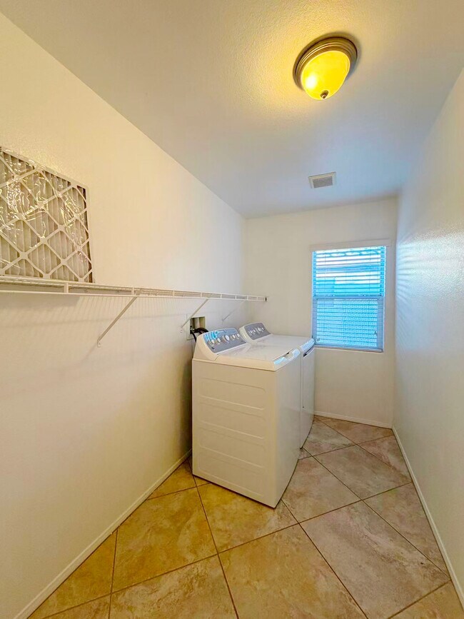 Building Photo - 7473 Glorious Sun Dr