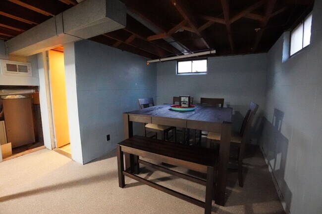 Building Photo - 4 Bedroom 2 Bathroom FULLY FURNISHED Home with Fenced in Backyard and 2 Car Garage