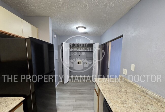 Building Photo - MOVE IN SPECIAL - 4BR/2.5BA Tampa Home | Dual Kitchen Areas, Private Bedroom & Fresh Updates